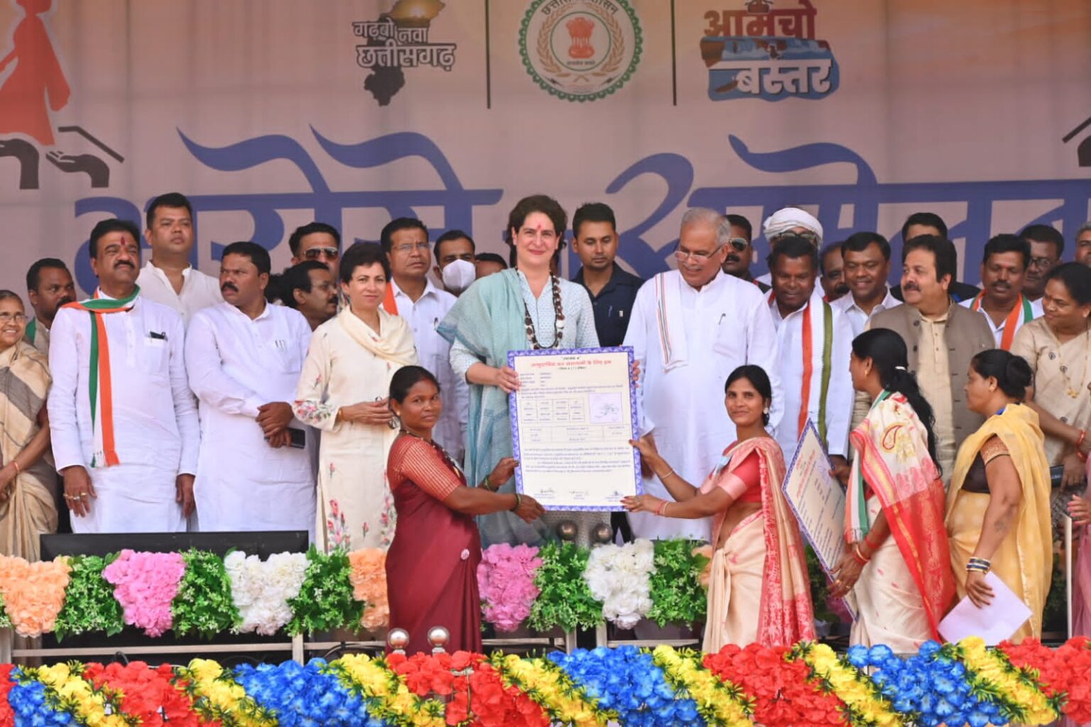 बस्तर में भरोसे का सम्मेलन:  मुख्यमंत्री श्री भूपेश बघेल एवं विशिष्ट अतिथि श्रीमती प्रियंका गांधी ने विभिन्न योजनाओं से लाभान्वित हितग्राहियों को सामग्री वितरण किया