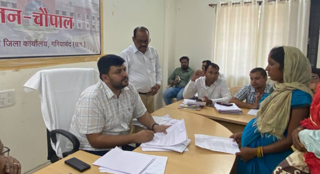 कलेक्टर ने जनचौपाल में नागरिकों से उनकी मांग-समस्याओं से संबंधित लिए आवेदन जनचौपाल में 72 आवेदन हुए प्राप्त, कलेक्टर ने त्वरित निराकरण के दिए निर्देश