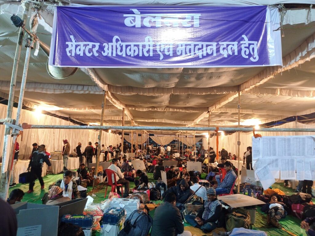 मरवाही के मतदान कर्मियों को बिलासपुर में ड्यूटी भारी पड़ी ,भयानक अव्यवस्था 2 दिन में मिला दो सूखी पूड़ी, थोड़ा सा हल्दी मिला चांवल, टमाटर का झोर