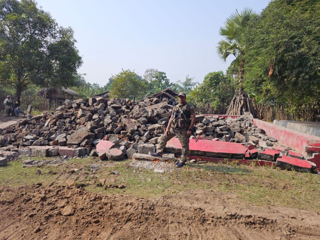 ब्रेकिंग : पुलिस ने सुकमा जिले के सलातोंग गांव में नक्सलियों द्वारा बनाये गए विशालकाय स्मारक को किया ध्वस्त