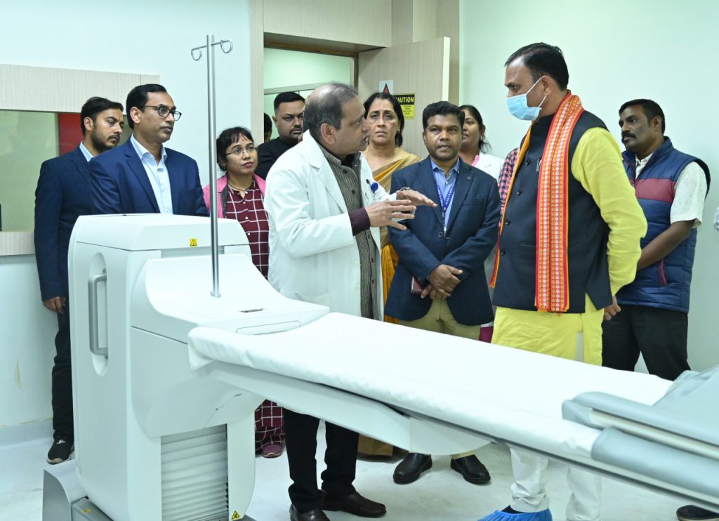 नए स्वास्थ्य मंत्री श्याम बिहारी जायसवाल ने किया डॉ. भीमराव अंबेडकर अस्पताल का दौरा, वरिष्ठ अधिकारियों की ली बैठक