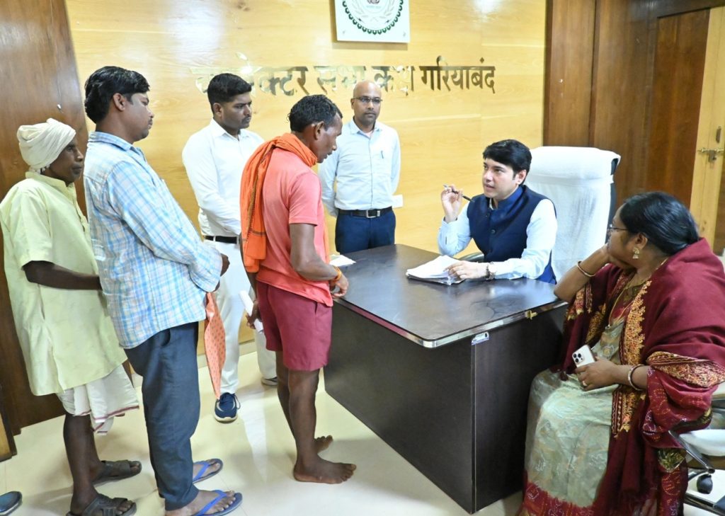 कलेक्टर ने जनचौपाल में सुनी आम नागरिकों की समस्याएं जनचौपाल में 51 आवेदन प्राप्त हुए