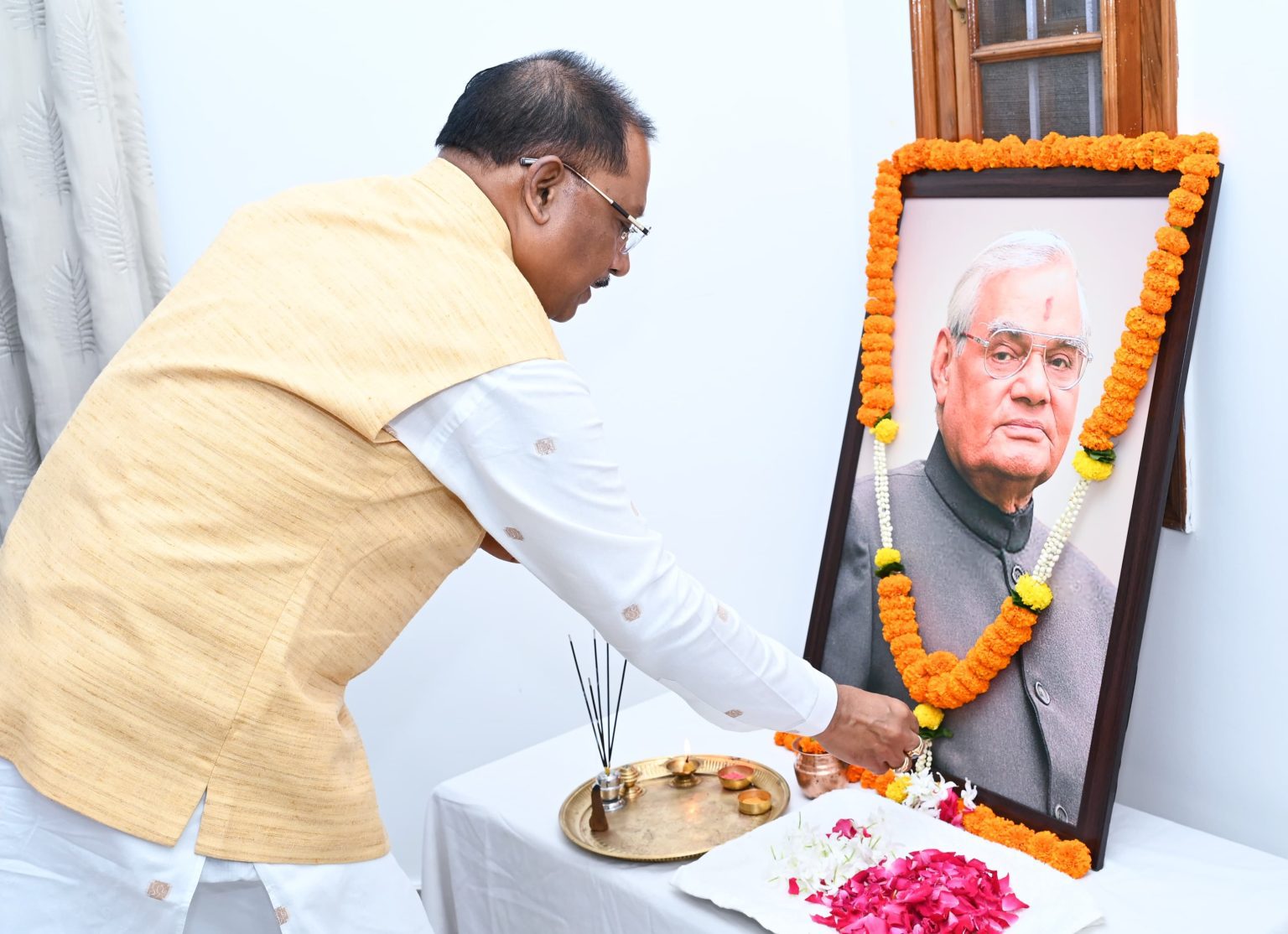 मुख्यमंत्री ने पूर्व प्रधानमंत्री भारत रत्न स्वर्गीय  अटल बिहारी वाजपेयी की पुण्यतिथि पर उन्हें नमन किया