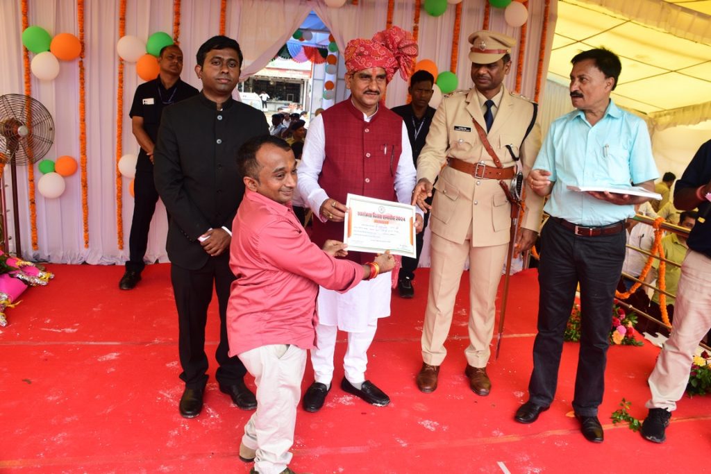 केंद्रीय राज्य मंत्री तोखन साहू  ने उत्कृष्ठ  शाला प्रबंधन कार्य  के लियॆ प्रधानपाठक पवन दुबे को किया सम्मानित
