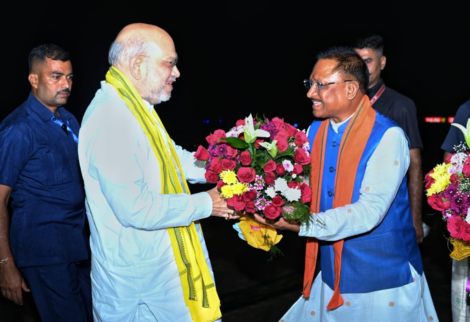 केन्द्रीय गृह मंत्री अमित शाह छत्तीसगढ़ के तीन दिवसीय प्रवास पर राजधानी रायपुर पहुंचे  मुख्यमंत्री श्री विष्णु देव साय ने केन्द्रीय गृह मंत्री  शाह का विमानतल पर किया आत्मीय स्वागत