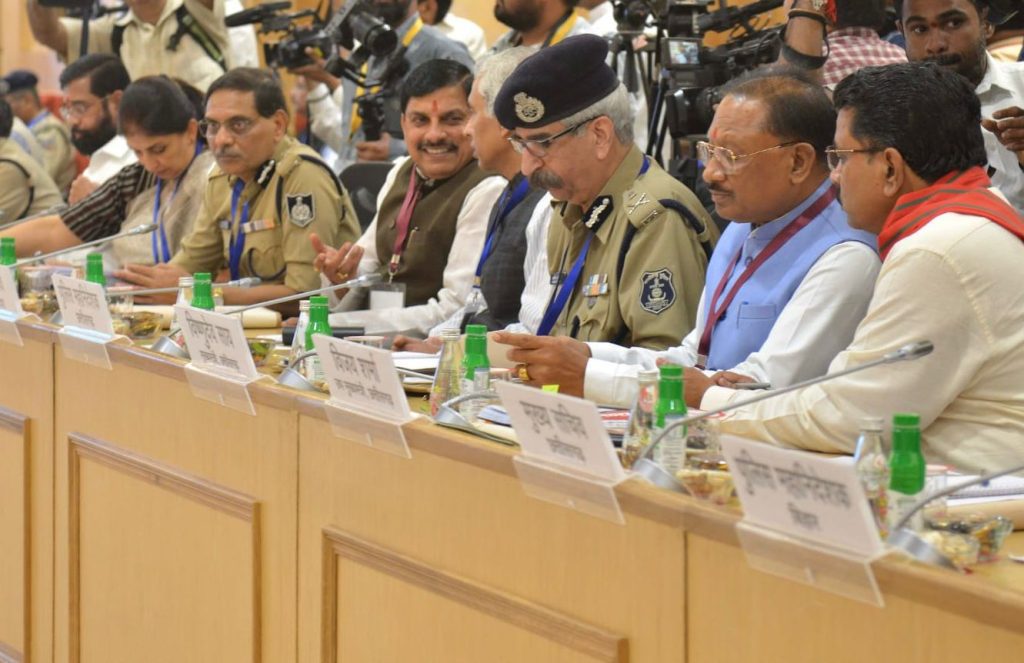 नक्सलवाद के खिलाफ छत्तीसगढ़ के मुख्यमंत्री श्री विष्णुदेव साय की रणनीति की हुई सराहना  छत्तीसगढ़ के सफल नक्सल ऑपरेशन पर केंद्रीय गृह मंत्री ने की तारीफ  देश के नक्सल प्रभावित राज्यों के मुख्यमंत्रियों की हुई बैठक