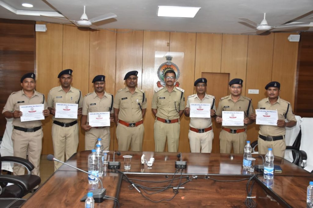 गरियाबंद पुलिस की पहल : प्रत्येक माह सराहनीय कार्य करने वाले पुलिस कर्मी अफसर  सम्मानित किये जायेंगे