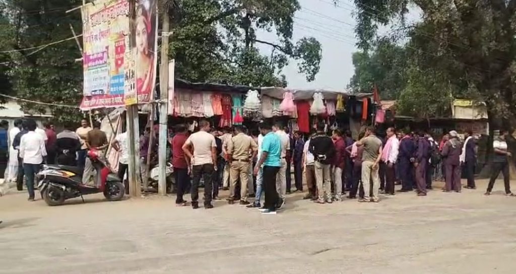 घरघोड़ा ब्रेकिंग : अवैध बेजकब्ज़ा पर चला प्रशासन का चाबुक , तहसीलदार सीएमओ की अगुवाई में 6 दुकानदारो पर कार्यवाही