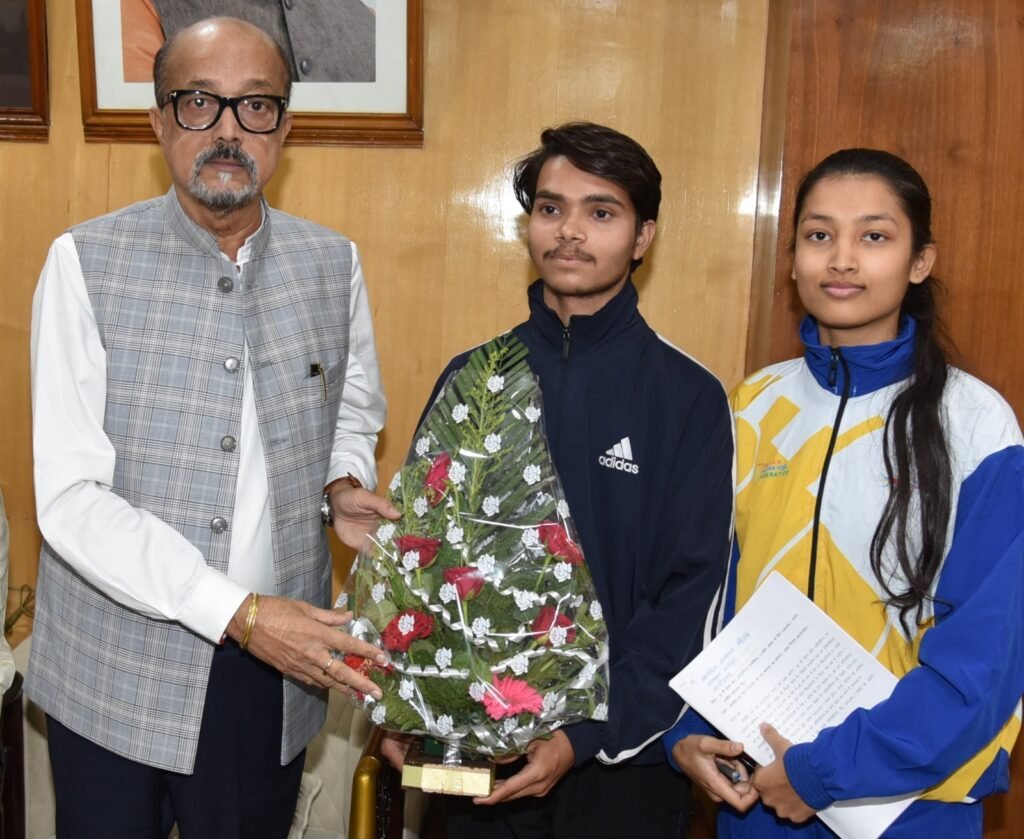 राज्यपाल रमेन डेका ने विश्व योग प्रतियोगिता के लिए चयनित प्रतिभागियों को 25-25 हजार रूपए की सहायता राशि दी