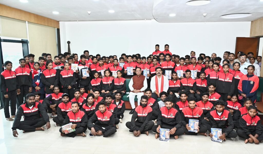 खूब पढ़ें और आगे बढ़ें, सरकार आपके साथ है- मुख्यमंत्री श्री साय मुख्यमंत्री ने बौद्धिक भ्रमण पर आए सुकमा जिले के युवाओं से की आत्मीय मुलाकात मुख्यमंत्री से मिलकर नक्सल प्रभावित क्षेत्र के युवाओं के खिले चेहरे।