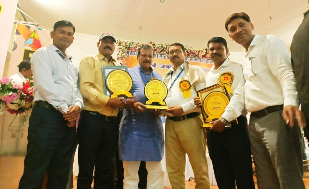 डोमन सिंह वर्मा उत्कृष्ट प्रधान पाठक सम्मान से सम्मानित।