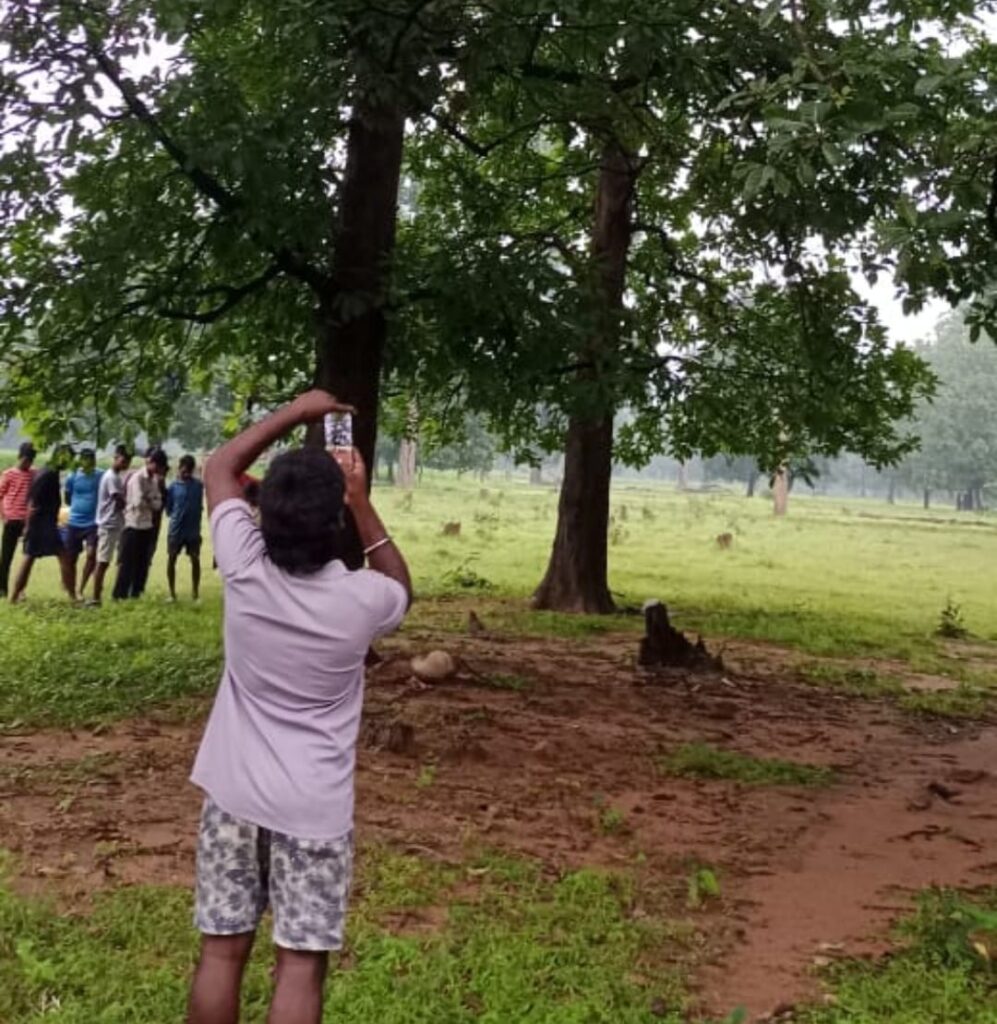 गाज की चपेट में दो चरवाहा व तीन बकरी की मौत।