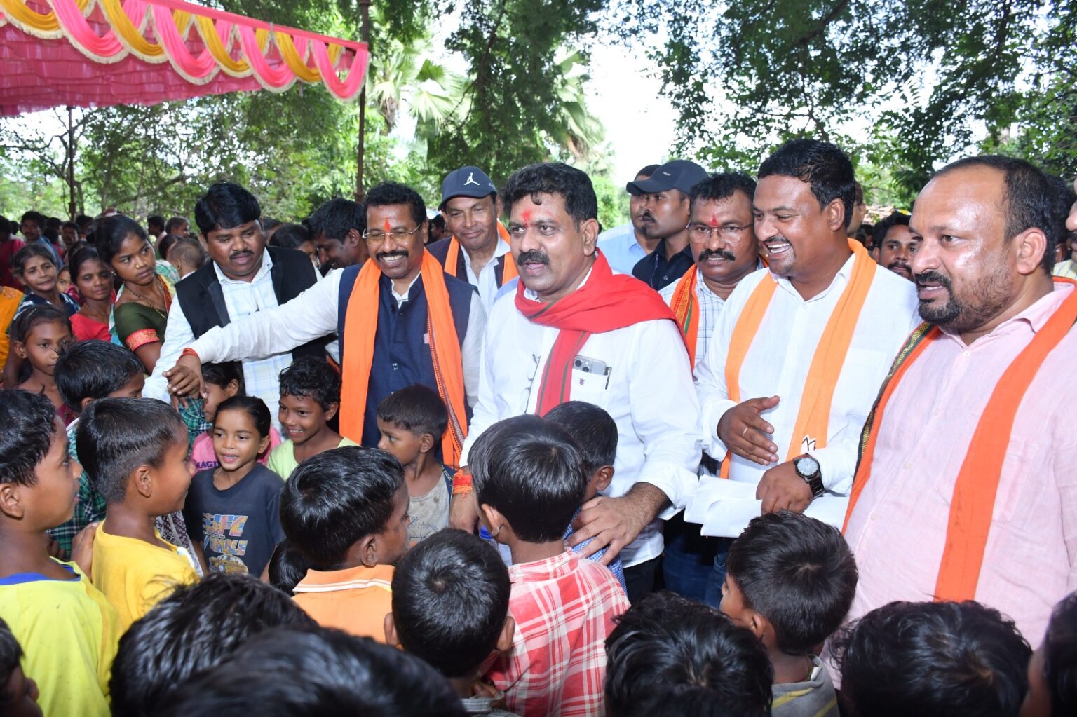 उप मुख्यमंत्री  विजय शर्मा सुकमा जिले के सुदूर वनांचल ग्राम दुलेड कैम्प का किया निरीक्षण  गांव के चौपाल में ग्रामीणों ने बताया अब हो रहा ग्रामों में विकास।