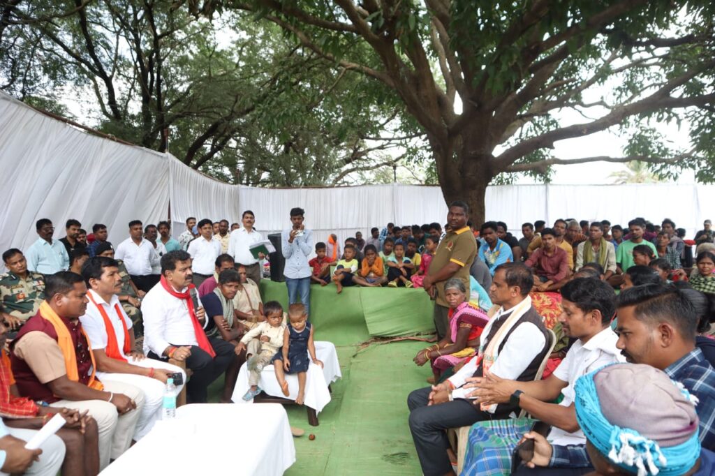 उप मुख्यमंत्री श्री विजय शर्मा ने सुदूर संवेदनशील ग्राम कच्चापाल में ग्रामीणों के साथ किया संवाद  सीआरपीएफ कैम्प में जवानों से मुलाकात कर किया उत्साहवर्धन।