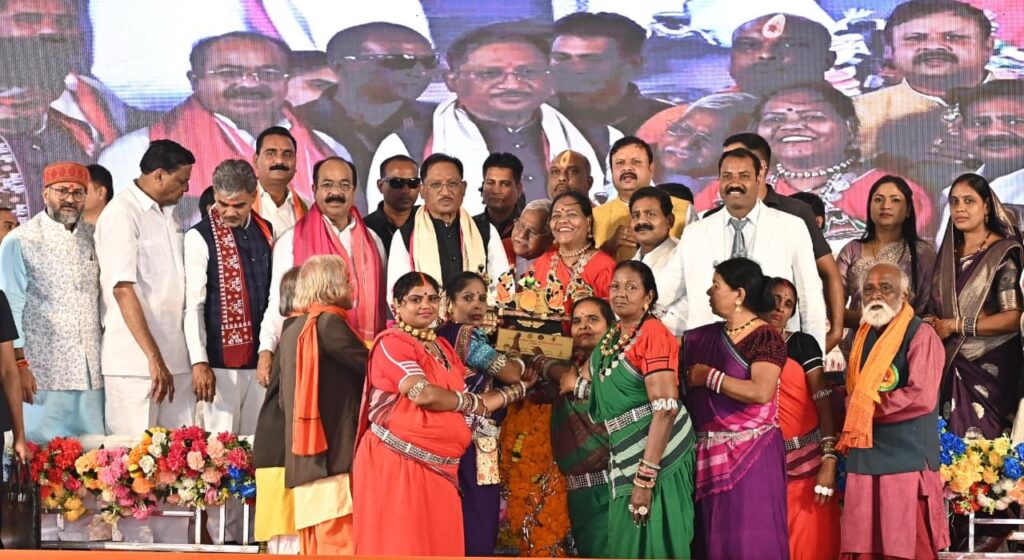 पंडवानी एक ऐसी विधा है, जिसके माध्यम से छत्तीसगढ़ को विश्व में मिली पहचान – मुख्यमंत्री विष्णुदेव साय  मुख्यमंत्री श्री साय पंडवानी महासम्मेलन के समापन समारोह में हुए शामिल।