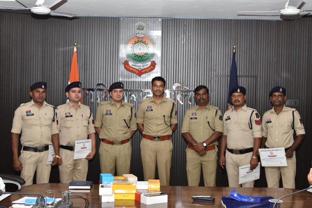 गरियाबंद पुलिस द्वारा अधिकारी/कर्मचारियों के उत्साहवर्धन के लिए कॉप ऑफ द मंथ चुना गया।