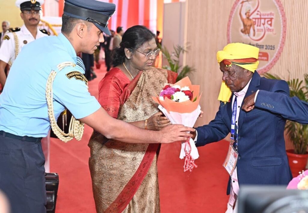 जनजातीय गौरव दिवस समारोह वर्ष 2025: सरगुजा जिले में आयोजित कार्यक्रम में राष्ट्रपति श्रीमती द्रौपदी मुर्मु मुख्य अतिथि के रूप में हुईं शामिल राष्ट्रपति ने जनजातीय संस्कृति व शिल्प को दर्शाते स्टॉलों का अवलोकन किया।