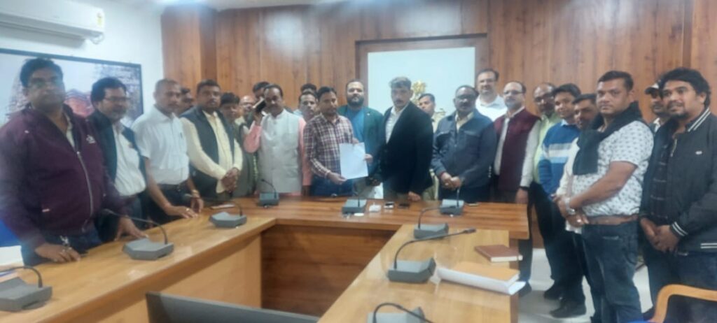 कबीरधाम में सहकारी समिति प्रबंधकों और ऑपरेटर्स की हड़ताल स्थगित कलेक्टर गोपाल वर्मा को संघ ने हड़ताल स्थगन का सौंपा पत्र, 21 नवंबर लौटेंगे काम पर।