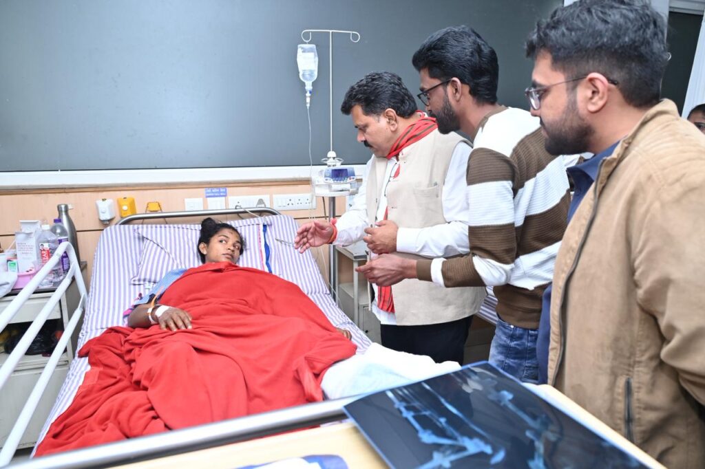 उपमुख्यमंत्री विजय शर्मा हॉस्पिटल पहुंचकर महिला कांन्सटेबल के स्वास्थ्य की जानकारी ली गुरूवार को सुकमा जिले में आईईडी ब्लास्ट में घायल हुई थी महिला कांस्टेबल सुश्री मुचाकी दुर्गा।