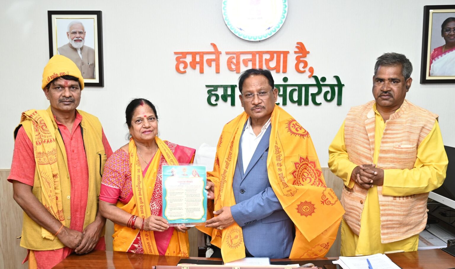 मुख्यमंत्री से अखिल विश्व गायत्री परिवार के सदस्यों ने सौजन्य मुलाकात की।