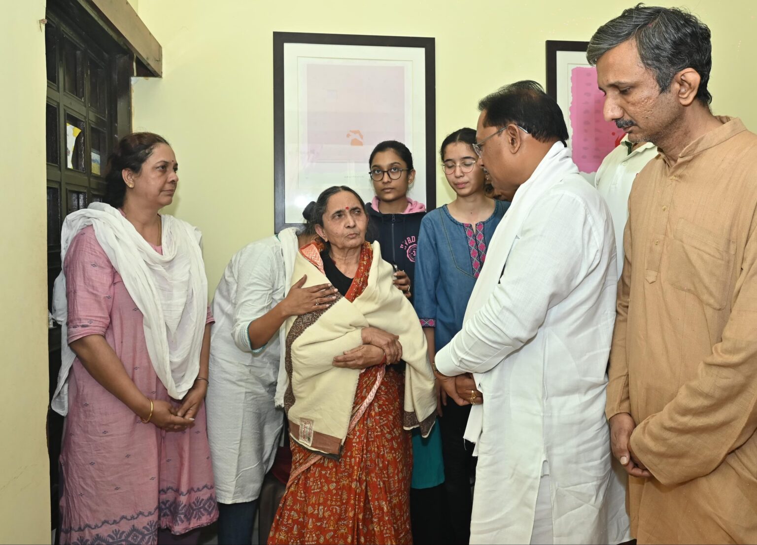 ज्ञानपीठ सम्मानित साहित्यकार विनोद कुमार शुक्ल को मुख्यमंत्री श्री विष्णु देव साय ने दी भावभीनी अंतिम श्रद्धांजलि मुख्यमंत्री ने स्वर्गीय श्री शुक्ल के पार्थिव शरीर को कंधा देकर उन्हें भावपूर्ण अंतिम विदाई दी।