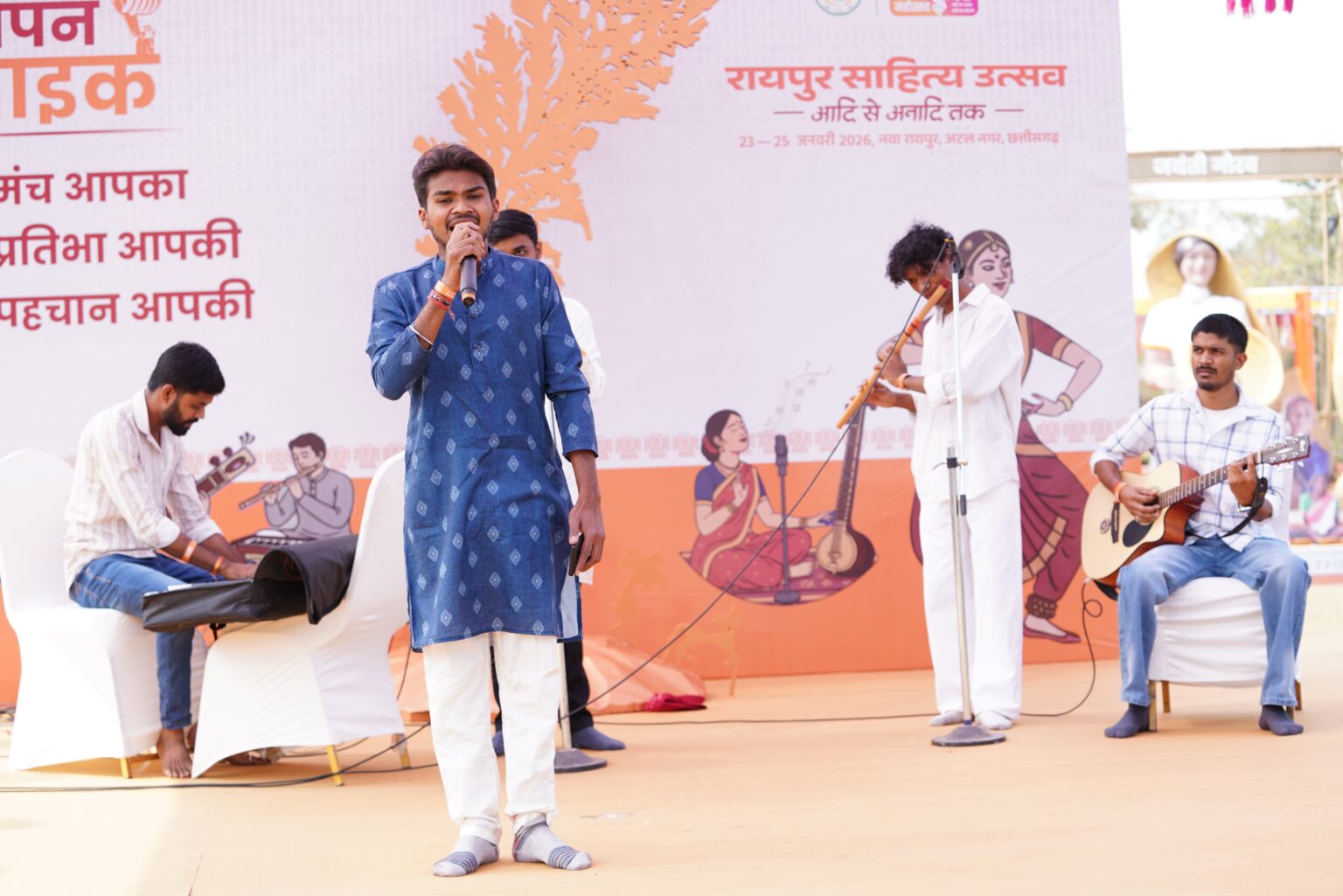 रायपुर साहित्य उत्सव में ओपन माइक से नवीन प्रतिभाओं को मिला सशक्त मंच: पहले दिन चार सत्रों में 75 से अधिक प्रतिभागियों ने लिया हिस्सा प्रदेश के लब्ध प्रतिष्ठित कवि पद्मश्री स्वर्गीय सुरेन्द्र दुबे जी को समर्पित रहा ओपन माइक का मंच।