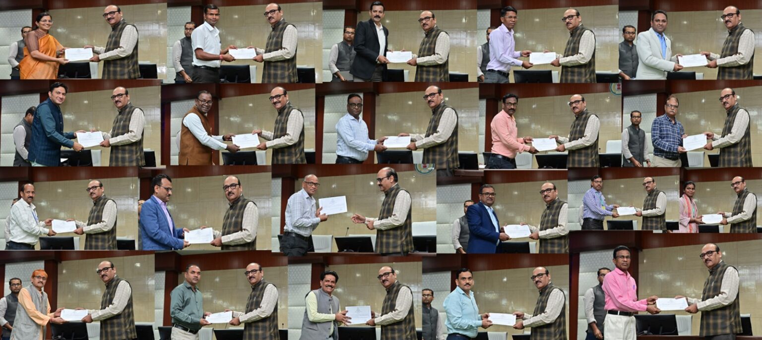 ई-ऑफिस में उत्कृष्ट कार्य करने वाले अधिकारी- कर्मचारियों को मुख्य सचिव ने किया सम्मानित बायोमेट्रिक उपस्थिति दर्ज कराना अनिवार्य : मुख्य सचिव