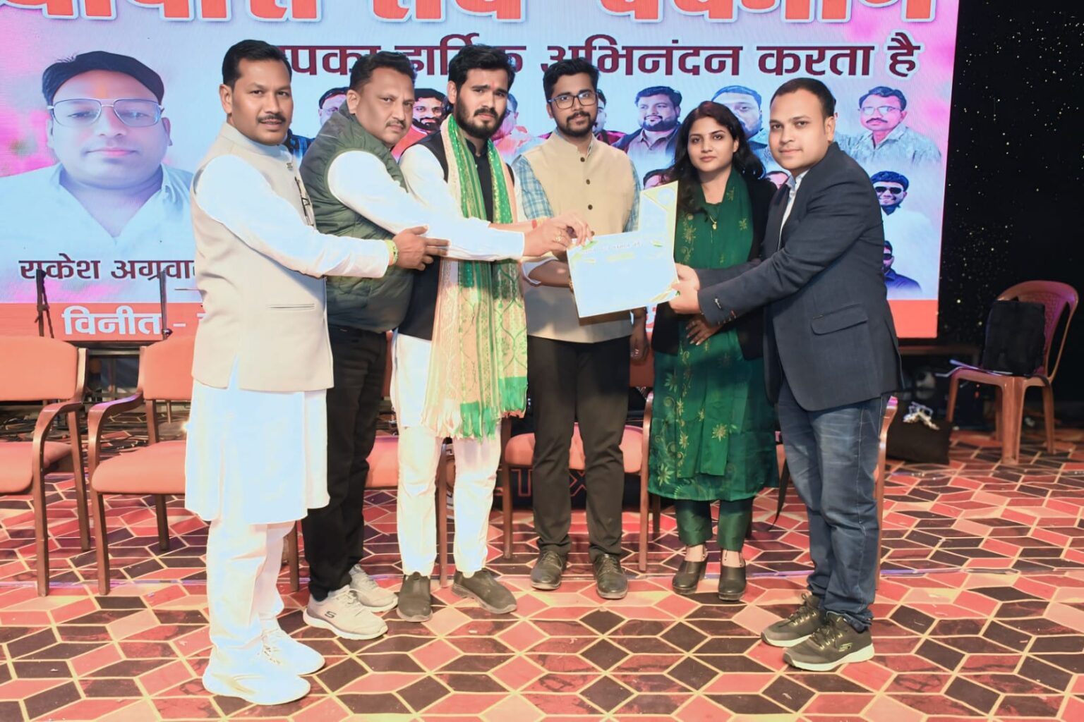 तेजराज ठाकुर को कमेंट्री और मंच संचालन में उनके उत्कृष्ट योगदान के लिए मिला देवभोग गौरव सम्मान