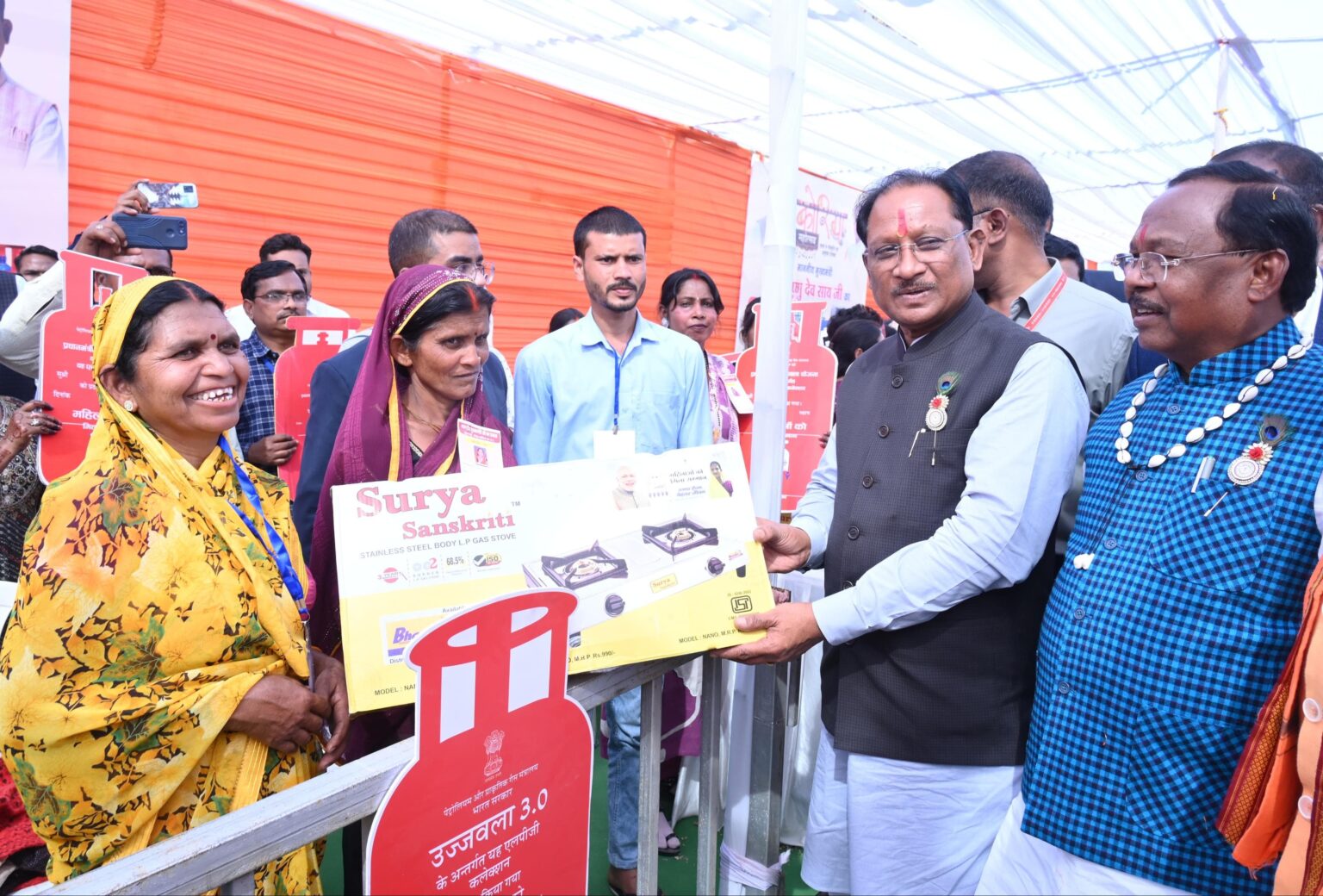 उज्ज्वला गैस, पिंक ई-रिक्शा और गार्बेज रिक्शा वितरण से आत्मनिर्भरता को मिला नया संबल॥ जनकल्याणकारी योजनाओं से बदल रही जिंदगी : मुख्यमंत्री ने हितग्राहीमूलक सामग्रियों का किया वितरण।