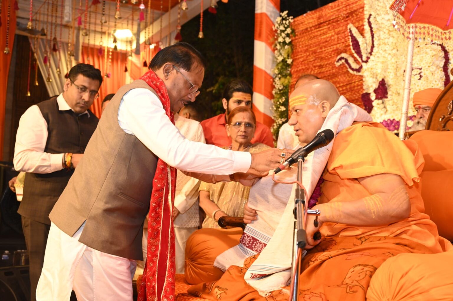 मुख्यमंत्री श्री विष्णु देव साय से निरंजन पीठाधीश्वर महामंडलेश्वर डॉ. स्वामी कैलाशनंद गिरी जी महाराज ने की सौजन्य भेंट।