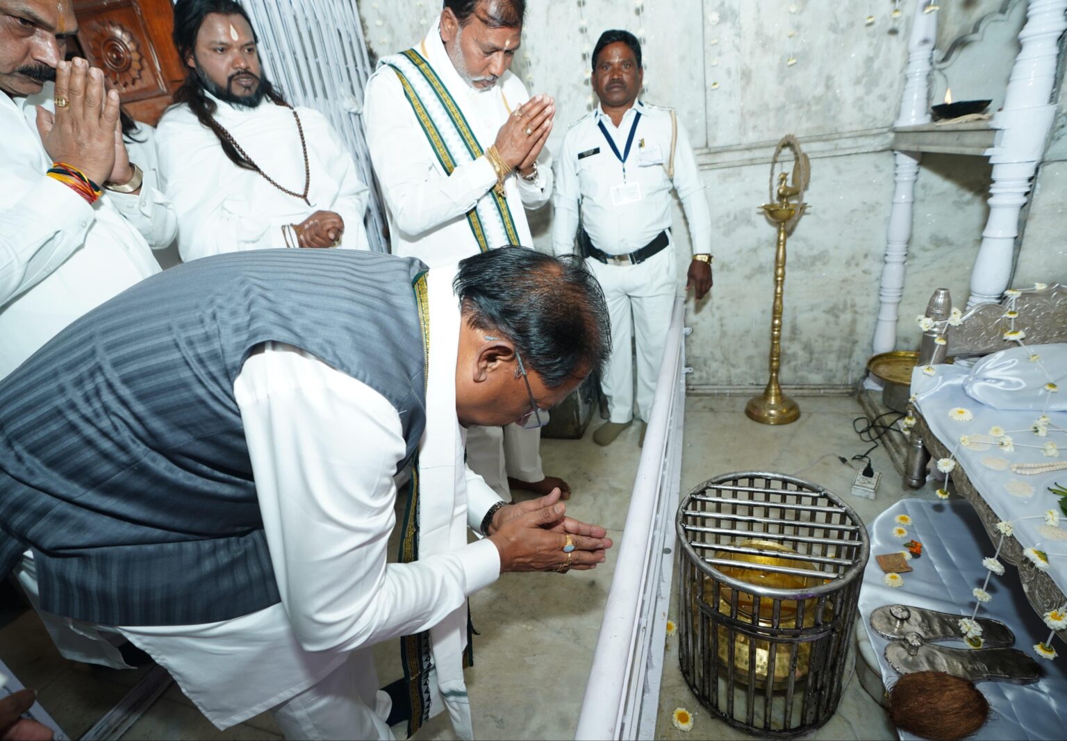 बाबा गुरू घासीदास जी के बताए मार्ग पर काम कर रही हमारी सरकार – मुख्यमंत्री श्री साय मुख्यमंत्री विष्णु देव साय गिरौदपुरी में संत समागम एवं गुरुदर्शन मेले में हुए शामिल गुरूदर्शन व पूजा-अर्चना कर प्रदेशवासियों की खुशहाली व समृद्धि का लिया आशीर्वाद।