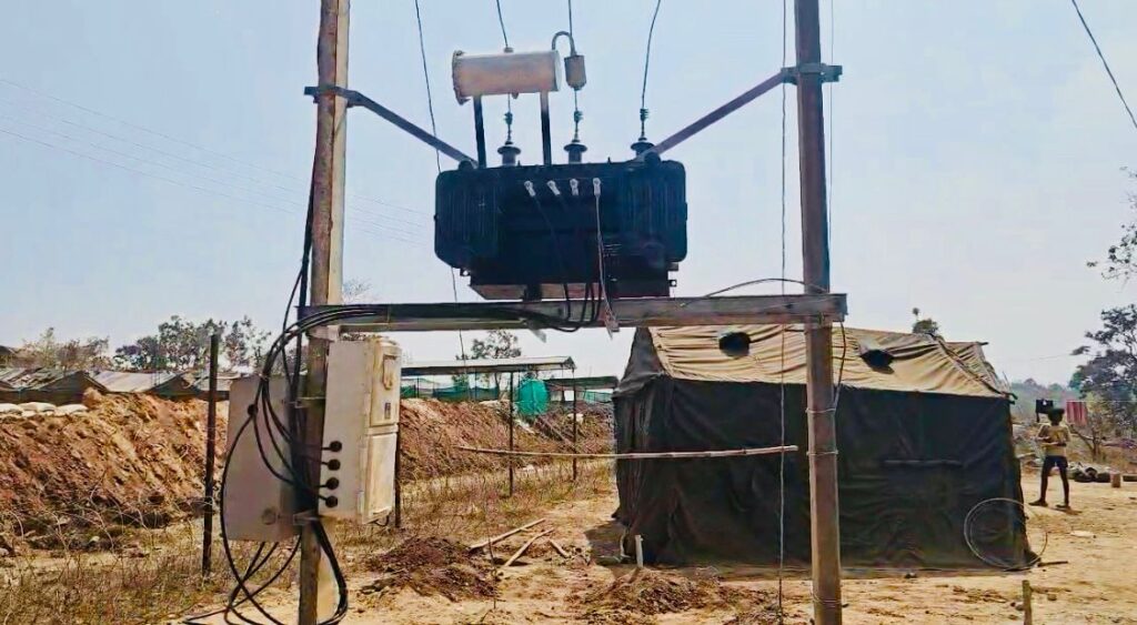 लाल आतंक का अंत, गोगुंडा में पहली बार पहुचीं बिजली*बल्ब की रोशनी से जगमगाया गॉव 78 साल बाद पहाड़ियों पर पहुंची बिजली; सन्नाटे की जगह अब गूंज रही बच्चों की पढ़ाई।