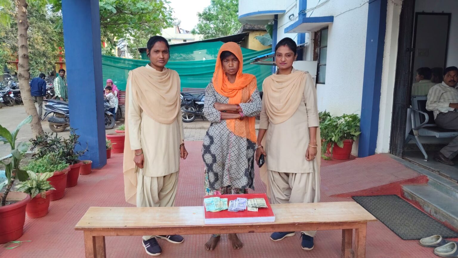 मजार में रखे तामिर (दानपेटी) को चोरी करने वाले विधि से संघर्षरत बालक सहित दो आरोपियों को किया गया, गिरफ्तार।