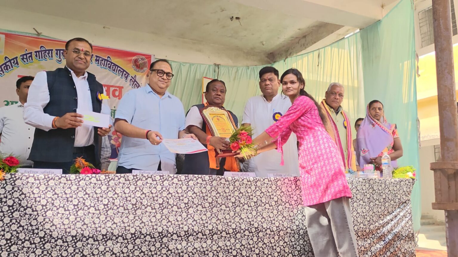 *लैलूंगा की बेटी उमे सलमा को मिला ‘स्व. रामभतेरी अग्रवाल प्रतिभावान छात्रा पुरस्कार’…