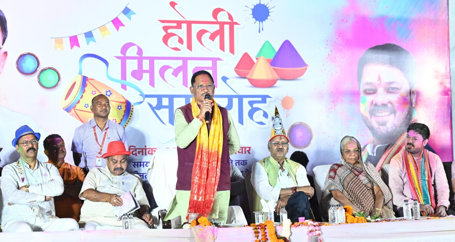 होली खुशियों और जुड़ाव का अवसर, किसानों की समृद्धि से बढ़ा उत्साह – मुख्यमंत्री श्री साय धरसींवा में होली मिलन समारोह में शामिल हुए मुख्यमंत्री विष्णुदेव साय।
