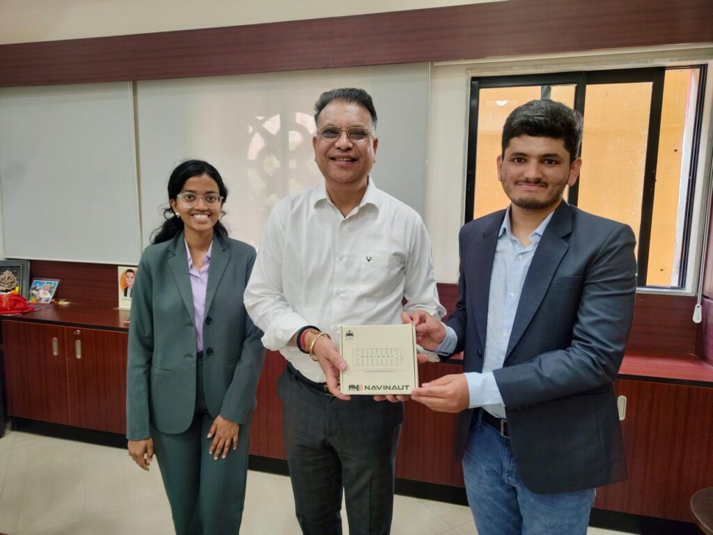 समाज कल्याण सचिव श्री भुवनेश यादव से मिले युवा इनोवेटर रवि किरण; दिव्यांगजनों के सशक्तिकरण के लिए पेश की ‘Navinaut’ और ‘SignX’ तकनीक।