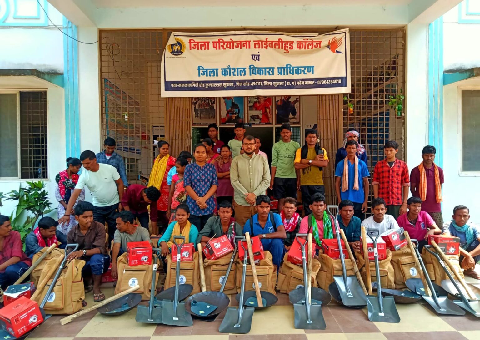 नवजीवन की ओर बढ़ते कदम आत्मसमर्पण से आत्मनिर्भरता: सुकमा में युवाओं को मिली नए जीवन की मजबूत नींव कलेक्टर ने लाइवलीहुड कॉलेज में 32 पुनर्वासित युवाओं को मेसन किट वितरण किया।