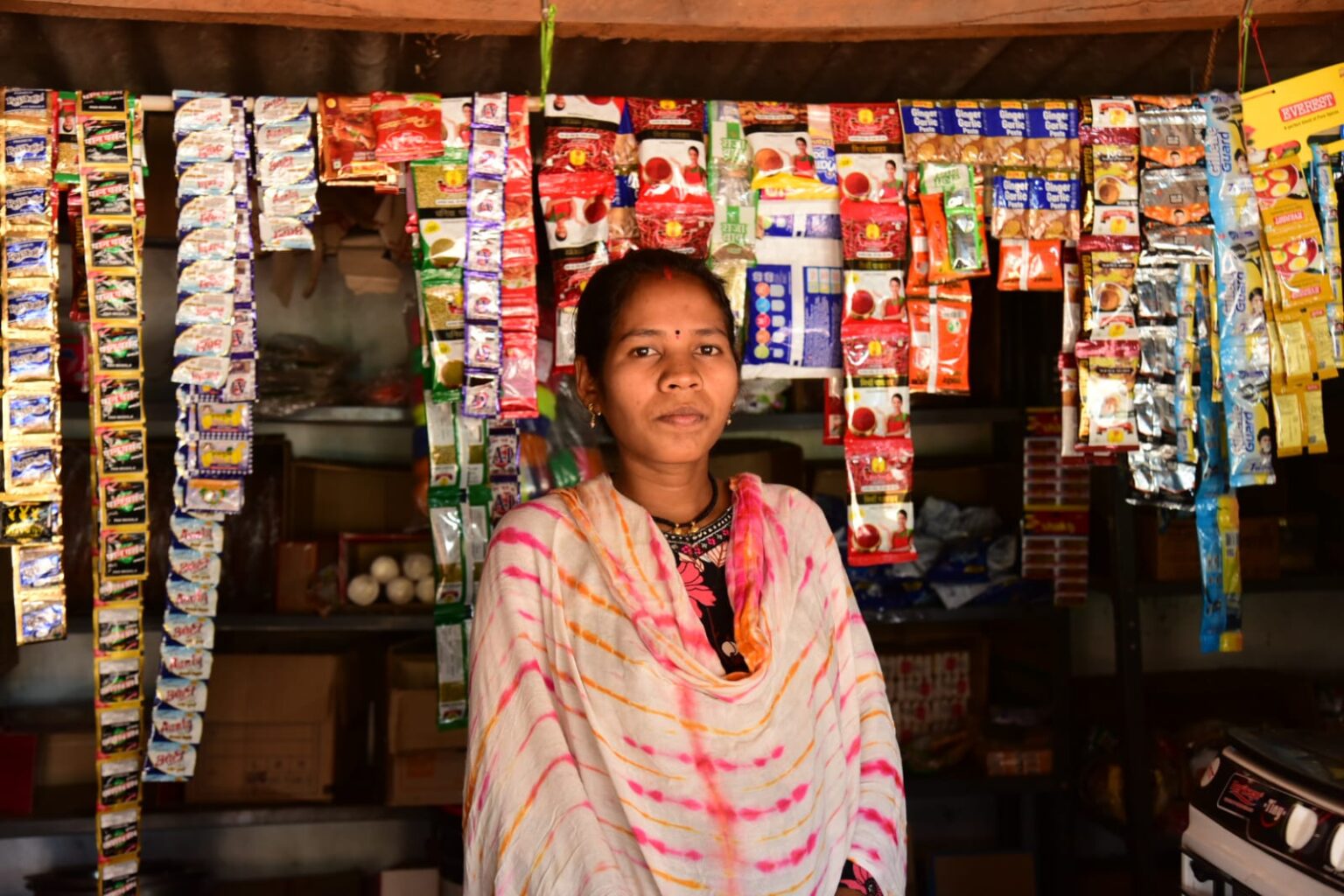 सफलता की कहानी : आजीविका मिशन से रमशीला कश्यप को मिला आत्मनिर्भरता का संबल किराना दुकान से लगभग 25 हजार रुपये की कर रहीं हैं आय अर्जित।