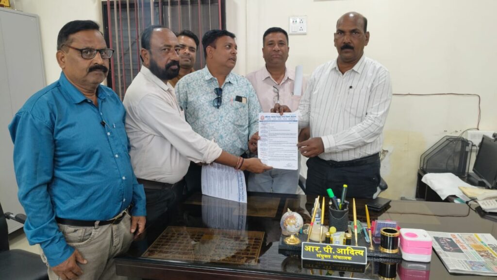 प्रधान पाठक पदोन्नति की हो रही विलंब आक्रोशित शिक्षकों ने दिया जे.डी.ज्ञापन।