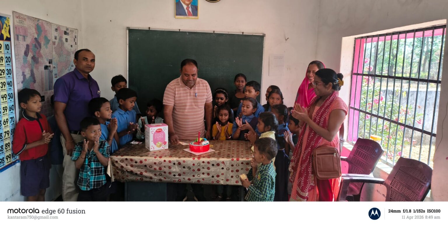 प्रधान पाठक इदरीश खान नें स्कूली बच्चों के साथ केक काट कर मनाया अपना जन्म दिन।