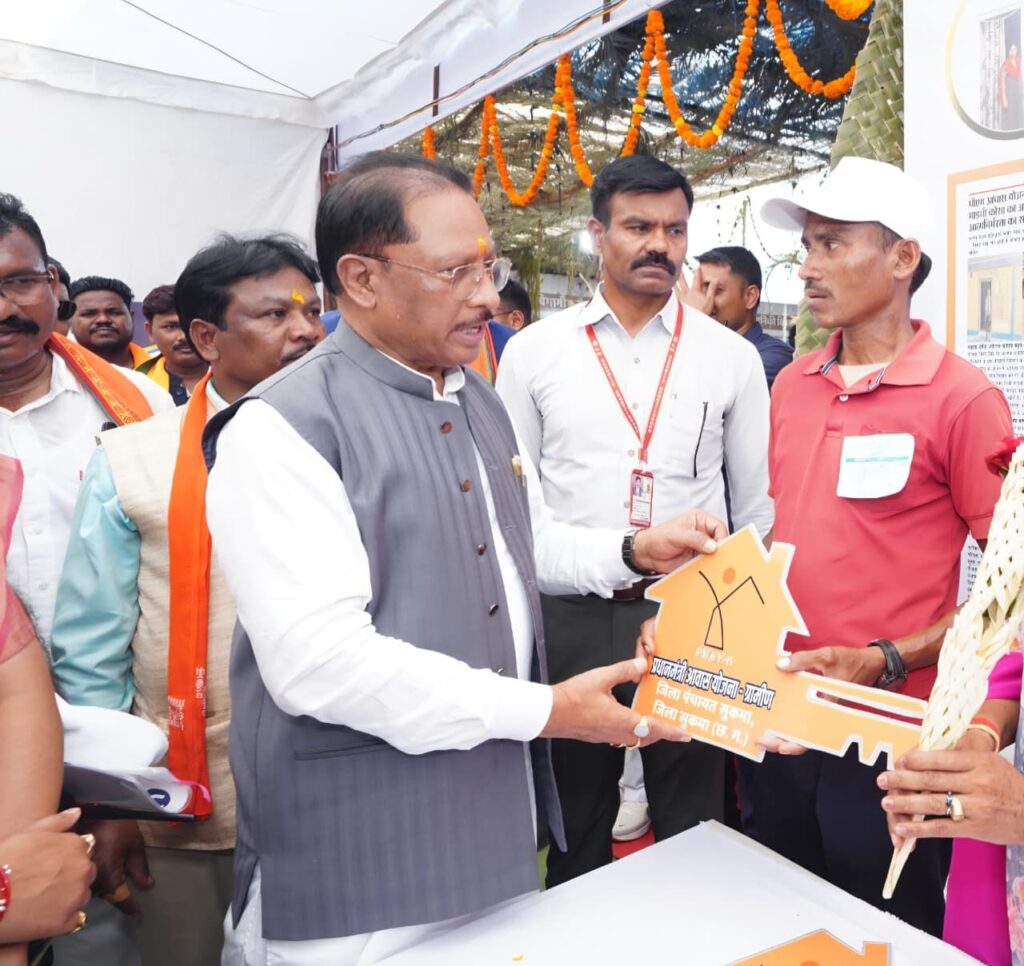 सिलगेर के माड़वी कोसा ने अपने हाथों से बनाया अपना घर, मुख्यमंत्री ने सौंपी खुशियों की चाबी….