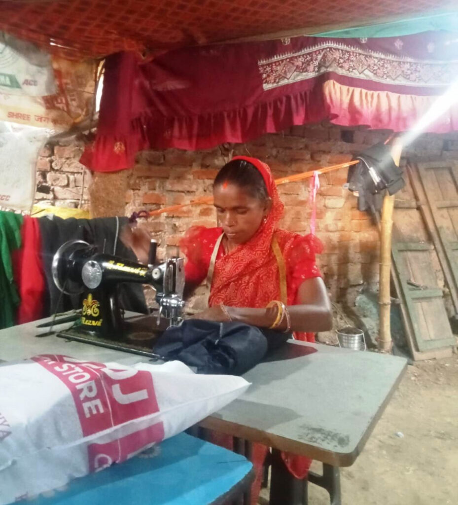 बिहान से बदली सविता की जिंदगी: मजदूरी से सिलाई सेंटर तक का सफर, स्व-सहायता समूह से जुड़कर बनीं आत्मनिर्भर, प्रतिमाह कमा रही 10 हजार से 40 हजार रूपए तक….