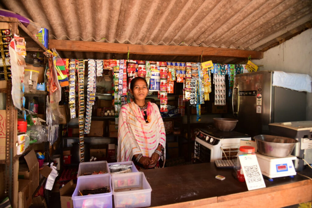 आजीविका मिशन से रमशीला कश्यप को मिला आत्मनिर्भरता का संबल, किराना दुकान से लगभग 25 हजार रुपये की कर रहीं हैं आय अर्जित….