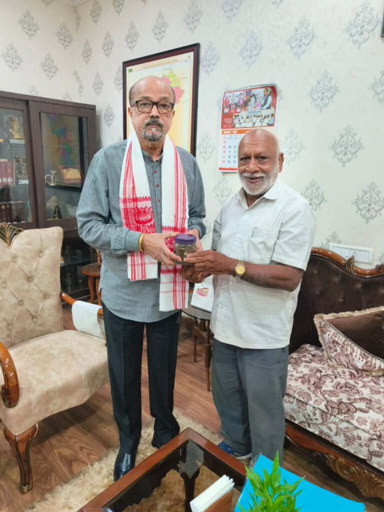 ’छत्तीसगढ़ चाय व्यापारी संघ के उपाध्यक्ष ने की राज्यपाल रमेन डेका से सौजन्य भेंट’….