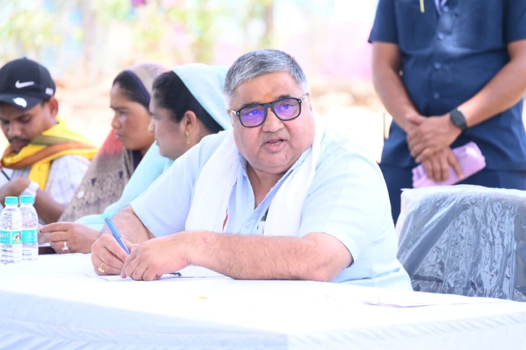 जनदर्शन में मंत्री राजेश अग्रवाल ने सुनी ग्रामीणों की समस्याएं, ग्राम हरिहरपुर में जनता से सीधा संवाद, त्वरित निराकरण के लिए अधिकारियों को दिए निर्देश….