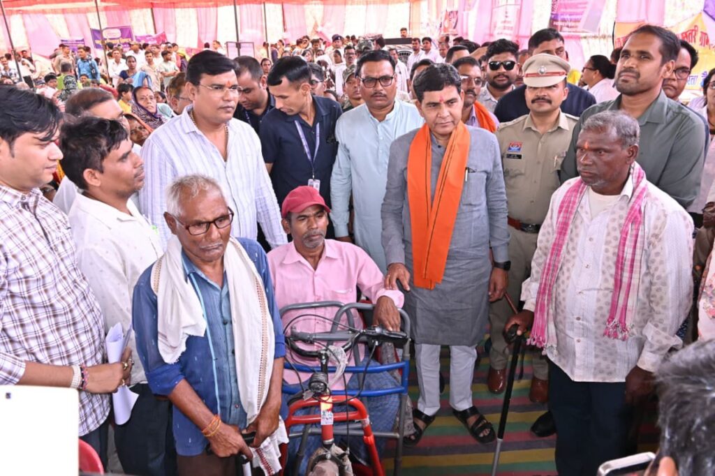 आकाशीय बिजली के हादसे के बाद टूटी उम्मीद, समाधान शिविर ने फिर जगाया जीवन का विश्वास, राजस्व मंत्री वर्मा के हाथों मिली मोटराइज्ड ट्राईसाइकिल….