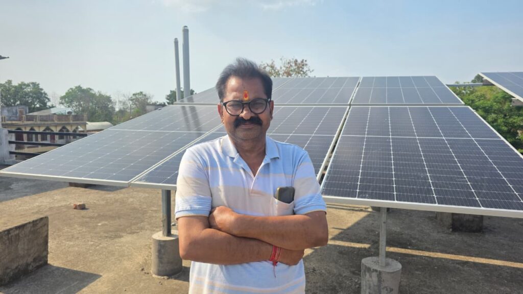 पीएम सूर्य घर-मुफ्त बिजली योजना से ग्राम कंठी के उमाकांत चौधरी बने ऊर्जादाता, सोलर पैनल से बिजली बिल हुआ शून्य, अतिरिक्त बिजली बेचकर कमा रहे लाभ….