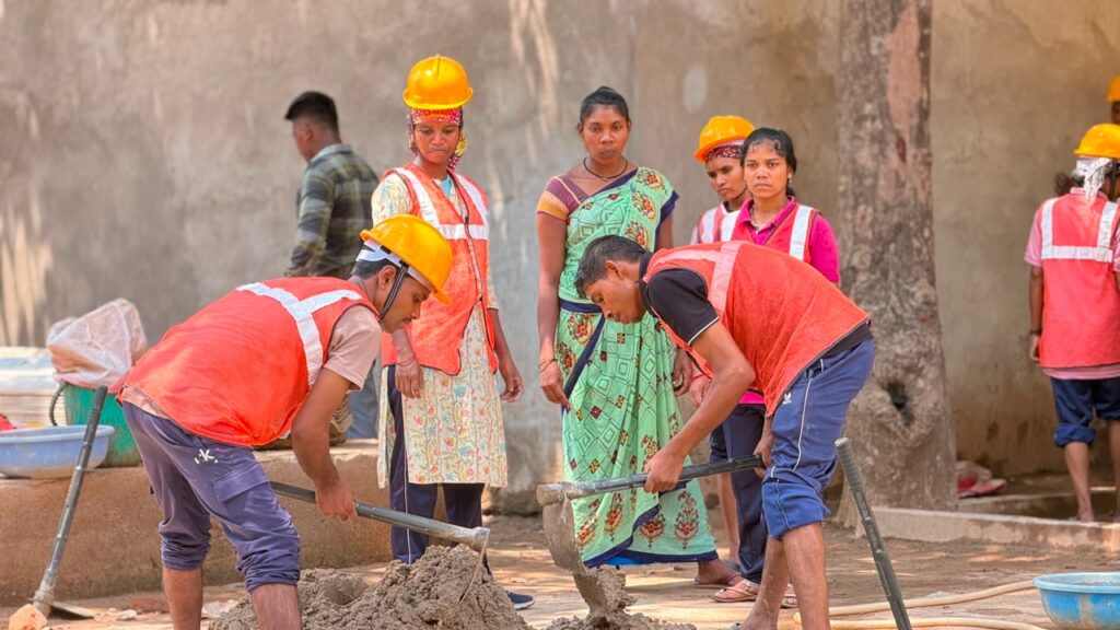 बदलते बस्तर की नई पहचान : जब बंदूक छूटी, तो हाथों में आया सुनहरा भविष्य : सुकमा में आत्मसमर्पित युवाओं की जिंदगी लिख रही विकास की नई कहानी जिन हाथों में कभी हथियार थे, अब वे बनाएंगे गरीबों के आशियाने।