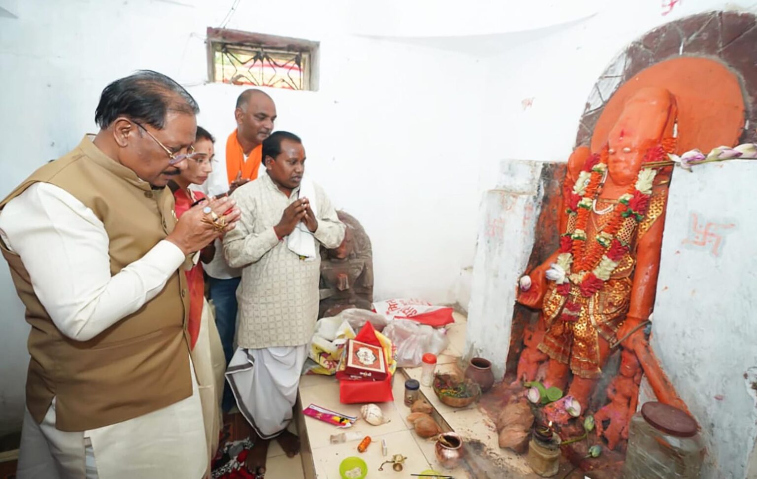 मुख्यमंत्री विष्णुदेव साय ने ऐतिहासिक चतुर्भुज विष्णु मंदिर में की पूजा-अर्चना, प्रदेश की सुख-समृद्धि की कामना सुशासन तिहार के दौरान सक्ती जिले के ठठारी गांव पहुंचे मुख्यमंत्री विष्णु देव साय।