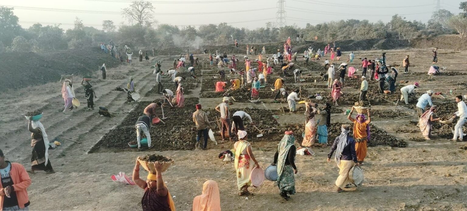 जल संरक्षण का महाअभियान: मनरेगा से गांवों में बढ़ रहा जल भंडार, हरियाली और आजीविका ‘मोर गांव-मोर पानी’ अभियान से जल संरक्षण बना जनआंदोलन, रोजगार और ग्रामीण समृद्धि को मिली नई गति।